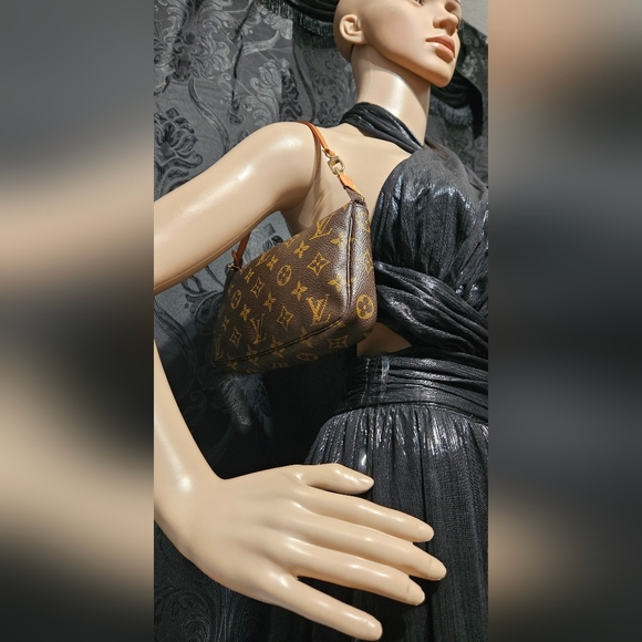 Authentic Louis Vuitton Pochette Accessoire Monogram- Excellent Condition - Picture 2 of 16